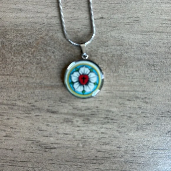 Luther Rose pendant necklace surgical steel - Picture 3 of 3